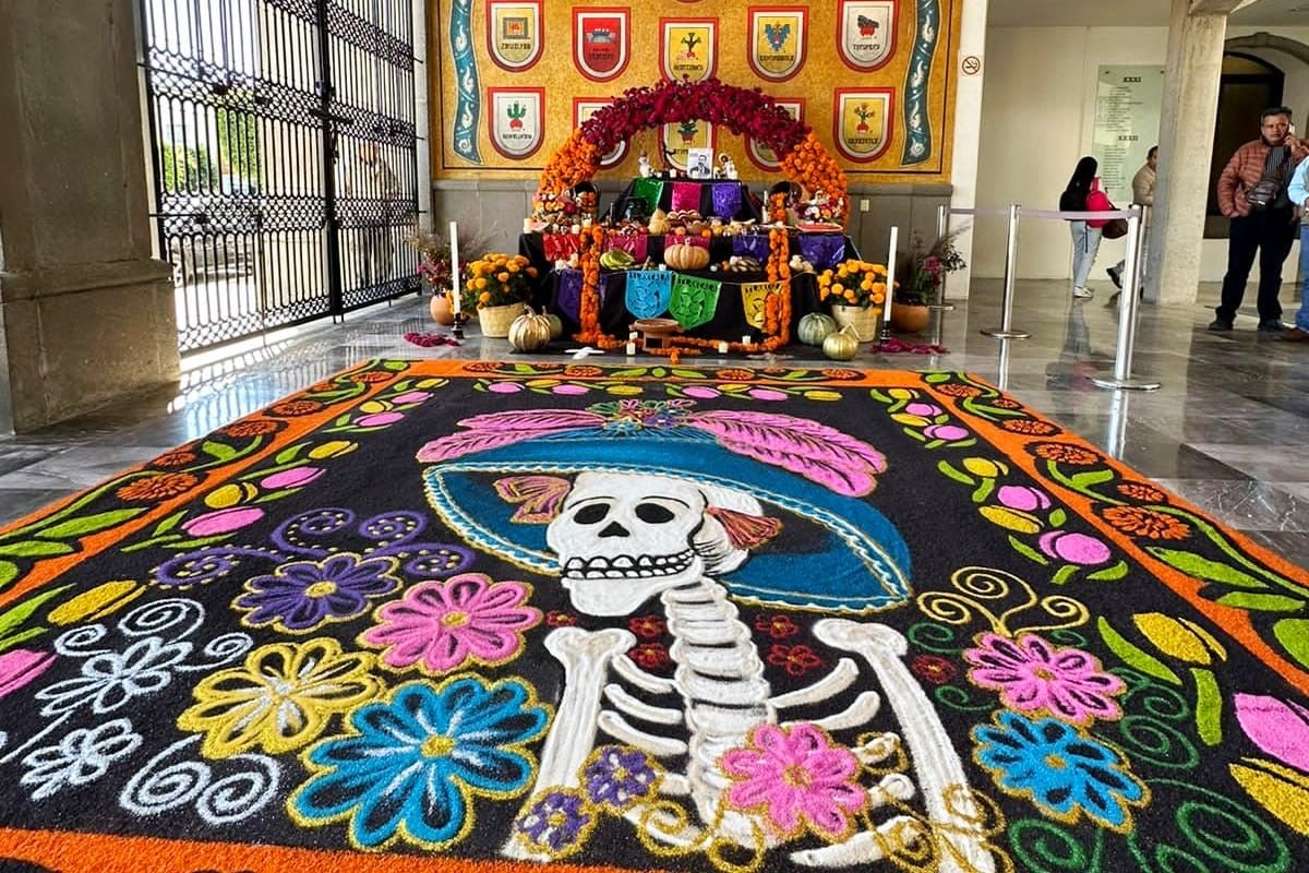 Realiza Ayuntamiento de Huamantla alfombra de arte efímero y ofrenda de Día de Muertos en el Congreso del Estado